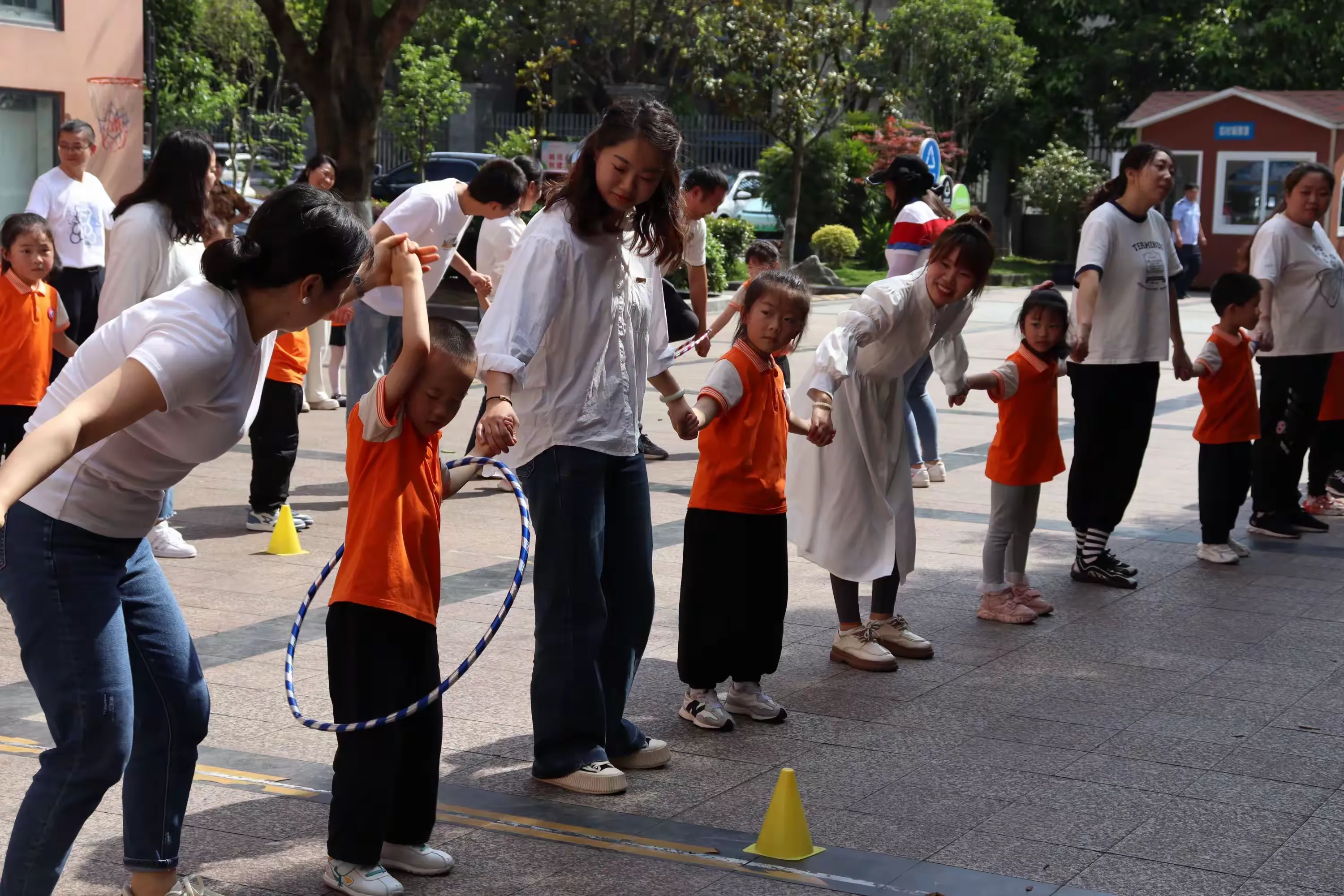 V体育：亲子运动乐翻天，增进感情促进健康
