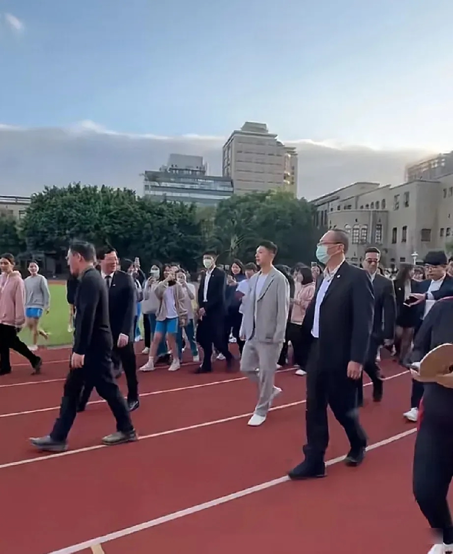 包含V体育：参与线下活动，与体育明星近距离接触的词条
