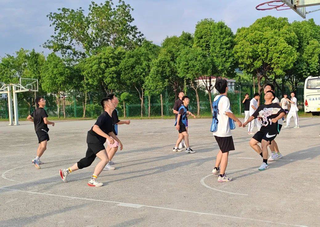 V体育：校园篮球推广普及，培养学生兴趣！的简单介绍