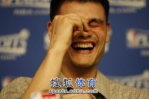 包含V体育：姚明幽默回应身高问题，引人发笑的词条